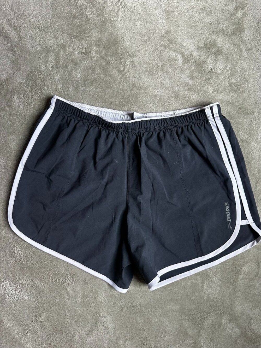 BROOKS Running shorts